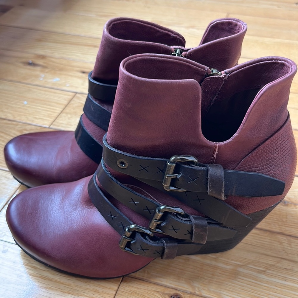 OTBT Leather burgundy booties